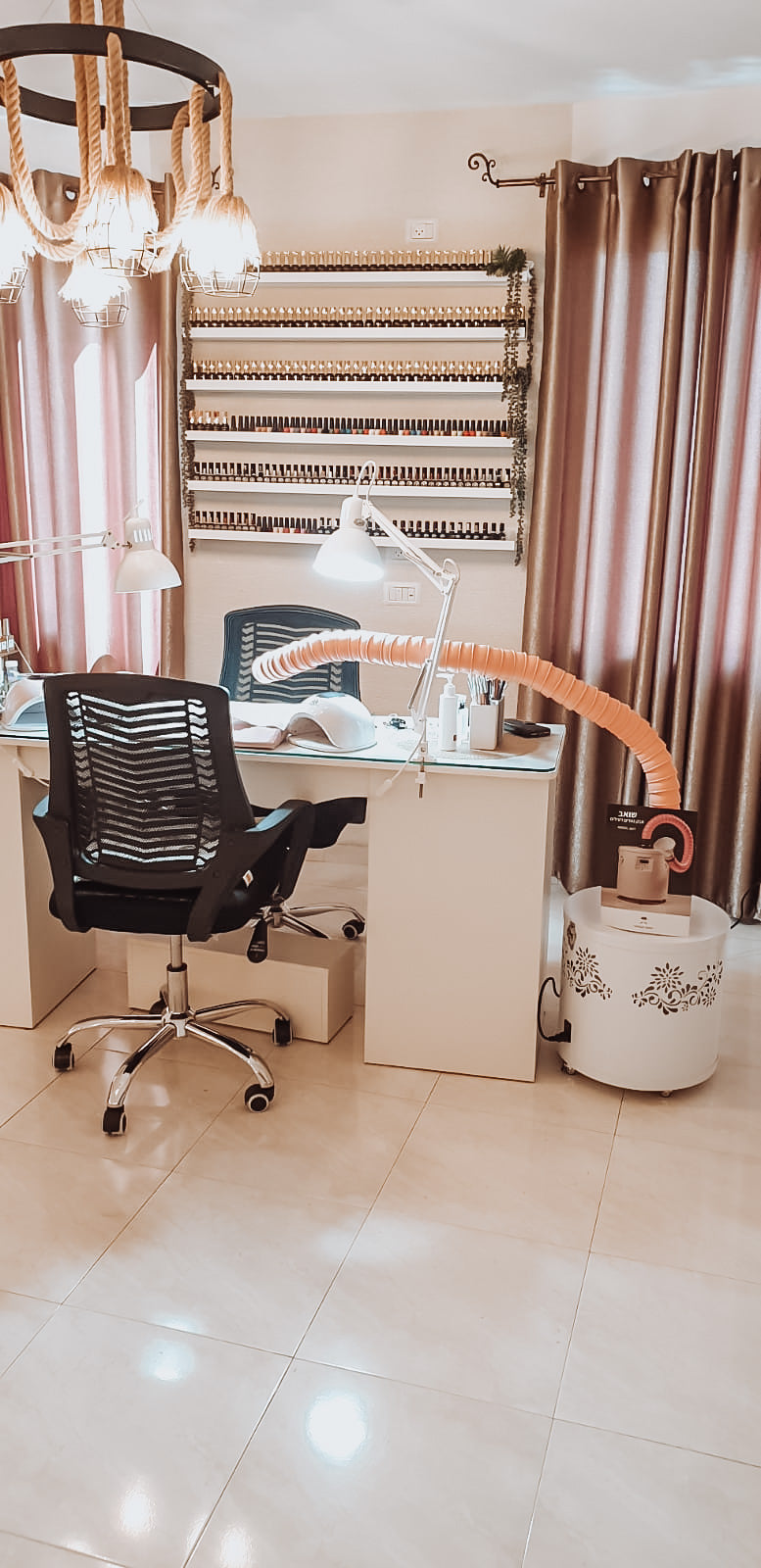 The Cosmetic Vacuum setup in a customer studio